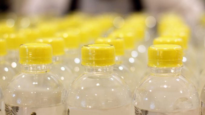 bottle-of-water-1811019_1280